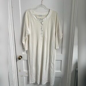 Hanro Long Half Button Pleated Quarter Sleeve
Gown White Size M $200